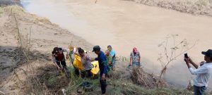 Mayat Lelaki Tanpa Identitas Berbaju Lengan Merah Tergeletak Di Pinggir Sungai