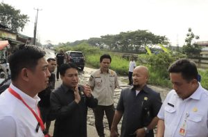 Bersama Anggota DPRD, Sekda Kab Bekasi Pantau Jalan Rusak