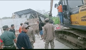 Gandeng Pol PP,,Dinas LH Kab Bekasi Angkut 50 Ton Sampah Dan Tutup 3 Tempat Pengelola Sampah Ilegal