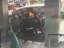 Tawuran Di Jalan Puluhan Pelajar Merangsak Masuk ke Dalam Rumah Sakit