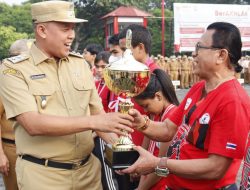 Apel Senin Pagi, Plt. Wali Kota Bekasi Berikan Medali dan Piala Atas Raihan Juara Umum Muaythai Jabar Open Championship 2023