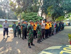 Polri Peduli Lingkungan Kapolsek Serang Baru Gandeng Tiga Pilar Bersihkan Lingkungan