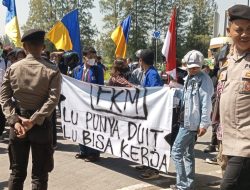 Bersama Pengaggguran Bekasi,Mahasiswa Gruduk Kantor Pemda