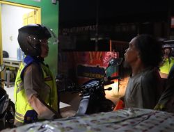 Polwan Polres Metro Bekasi Berpatroli serta Bagikan Sembako