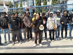 Puluhan Orang Demo Kantor Dishub Kab Bekasi Bentrok Dengan Polisi