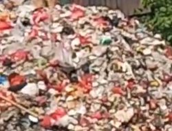 Tumpukan Sampah di Bantaran Kali CBL Desa Sukajaya Cemari Lingkungan
