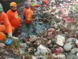 Tim Biawak UPTD Kebersihan Wilayah Dua Bersihkan Tumpukan Sampah Sepanjang 1,5 Kilo meter