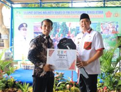 WALI KOTA BEKASI BERIKAN PENGHARGAAN KAMPUNG TANGGUH JAYA KEPADA RW 14 PERWIRA BEKASI UTARA