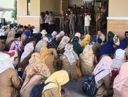 Ratusan Guru Honor Demo Grudug Kantor Bupati Bekasi Ancam Bermalam
