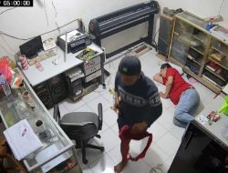 Curi Handphone Di Toko Percetakan Terekam Camera CCTV