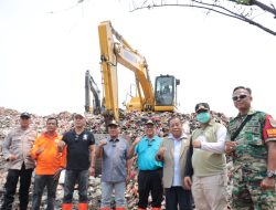 Pj. Wali Kota Bekasi Gani Muhamad Tutup Tempat Pembuangan Sampah Liar Berusia 31 Tahun di Kelurahan Bintara