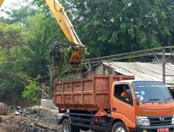 Lagi,Sampah Menumpuk Di Rest Area Km 19 Tol Japek Di Bersihkan Petugas