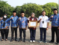 PJ Walikota Bekasi Serahkan Beberapa Penghargaan Saat Apel Senin Pagi