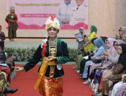 Peringatan Hari Ibu Dimeriahkan Lomba Fashion Show Emak-Emak