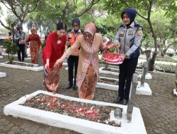 Peringatan Hari Ibu Ke 95 Tahun Tingkat Kota Bekasi, Yolla Gani Jadi Irup dan Dirangkaikan Tabur Bunga di TMP Bulak Kapal