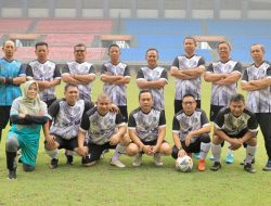 Turut Bersepak Bola, Pj. Wali Kota Bekasi Buka Pertandingan Persahabatan Antar Aparatur Kecamatan