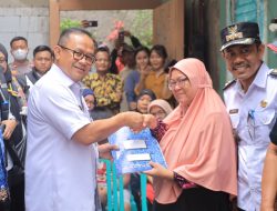 Pj. Wali Kota Bekasi Secara Simbolis Berikan Bantuan Perbaikan Rutilahu dari KORPRI Kota Bekasi