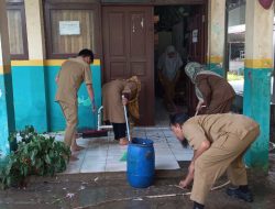 Guru dan Siswa Bersihkan Sekolah Yang Terendam Akibat Banjir