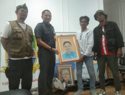 Sambangi Disbudpora,KOMPEKSI Berikan Lukisan Logo Kabupaten Bekasi Pada Kepala Dinas