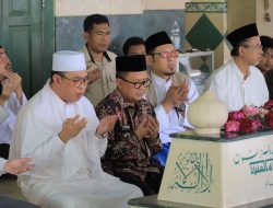 Kenang Jasa Pahlawan Pembela Bekasi. Pj Wali Kota Bekasi Ziarah Ke Makam K.H Noer Alie