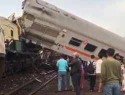 Kereta Api Commuter Line dan KA 66 Turangga adu Banteng di Cicalengka