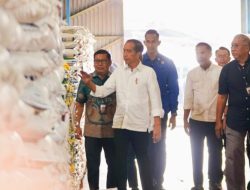 Berikan Bantuan Pangan Pada Warga Presiden Jokowi Cek Stok Beras di Gudang Bulog Cibitung