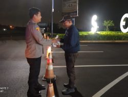 Polsek Tarumajaya Bagikan Puluhan Nasi Box Makan Sahur