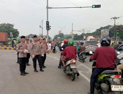 Polsek Cikbar Berikan Tajil Gratis Pada Pengendara Yang Melintas Di Pintu Keluar Tol Telaga Asih