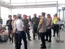 Terjadi Lonjakan Penumpang, Kapolres Metro Bekasi Tinjau Langsung Kondisi Stasiun Cikarang