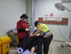Aksi Heroiik Polwan Polres Metro Bekasi Bantu Pemudik yang Alami Kecelakaan