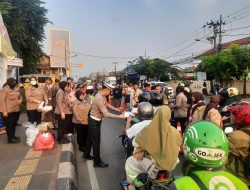 Pemudik Dapatkan Tajil Gratis Di Pos Pengamanan Mudik Lebaran Gedung Juang Tambun