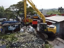 Puluhan Ton Sampah di Sungai Cilemah Abang Diangkut DLH Kabupaten Bekasi