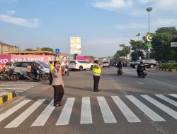 Perlancar Arus Kendaraan Polisi Wanita Mengatur Di Tiga Titik Padat Kendaraan