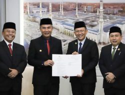 Bey Machmudin Serahkan SK Perpanjangan Pj Bupati Bekasi kepada Dani Ramdan