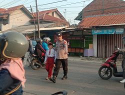 Mobilitas Tinggi di Jam Sibuk, Personel Polres Metro Bekasi Diterjunkan Pastikan Kelancaran Dan Keselamatan Berlalulintas