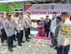 Distribusiikan Bansos Bersama Polres Metro Bekasi,Polsek Tarumajaya Terjun Langsung Berikan Bantuan Ke Warga