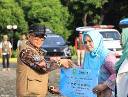 Peringatan Apel PSM Ke 49 Tahun, PJ. Wali Kota Serahkan Bantuan Hibah Kepada Penggiat Sosial di Kota Bekasi.