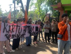 Tuntut Pembangunan Lapak, Pedagang Pasar Kranji Demo Pemkot Kota Bekasi