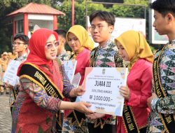 Bunda Literasi, Yolla Gani Serahkan Penghargaan untuk Penggiat Literasi di GLN Gareulis Jabar dan Duta Baca Kota Bekasi Tahun 2024