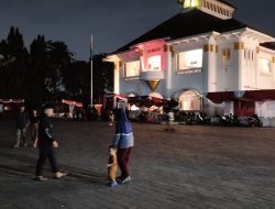 Suasana Gelap Dan Tidak Meriah Nampak Di Gedung Juang 45 Tambun Pada Perayaan HUT RI 79 Tahun