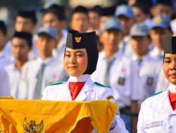 Siswi SMAN 5 Tambun Jadi Petugas Membawa  Bendera Merah Putih Pada HUT RI di Gedung Juang 45