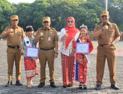 Pj. Wali Kota Bekasi Serahkan Penghargaan Pada Apel Pagi Hari ini.