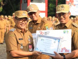 Pj Wali Kota Bekasi Berikan Penghargaan Bagi PPID Pelaksana Terbaik 2024