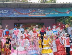Rangkaian Peringatan Hari Jadi Kabupaten Bekasi ke-74 dan HUT RI ke-79, SMPN 04 Cibitung Gelar Lomba Fashion Show dan Nasi Tumpeng