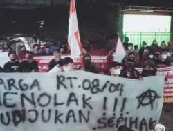 Tolak Ketua Rt Di Tunjuk Langsung Kades Setia Mekar,Warga Papan Mas Berunjuk Rasa