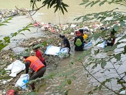 Jaga Kebersihan Sungai, Rehab Kali Cikarang Rutin Bersama Warga Bersihkan Sampah Aliran Sungai