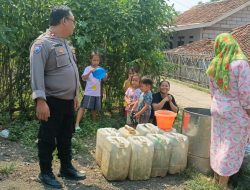 Warga Desa Nagacipta Dapatkan Bantuan Air Bersih Dari Polsek Serang Baru