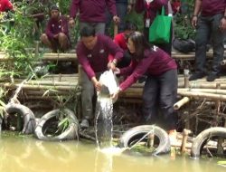 Bersihkan Sampah Dan Tanam Bibit Benih Ikan Di Lakukan Anak – Anak Bersama Komunitas Rehab Kali Cikarang