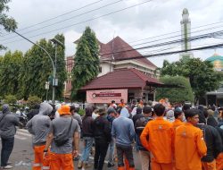 PHL BANTAR GEBANG GERUDUK DPRD KOTA BEKASI TUNTUT HUTANG GAJI 3 BULAN TAK DIBAYAR