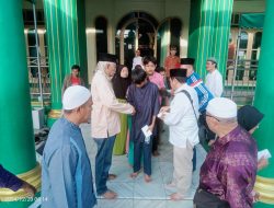 Sambangi Masjid Jami Assa’adah, Pj Lurah Sukadanau Berbagi Kasih
